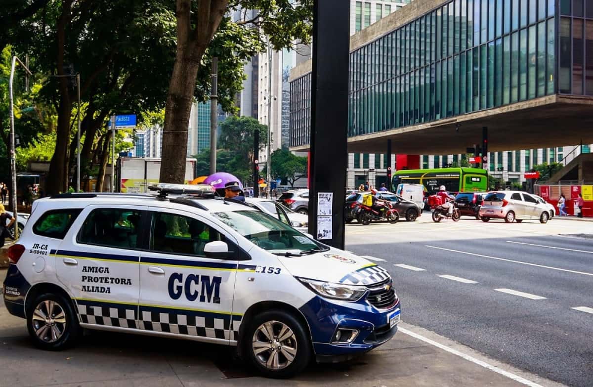 SP - OPERAÇÃO PAULISTA / INDICE ROUBOS - GERAL - O índice de criminalidade na Avenida Paulista e região, tem diminuiído a cada dia com a chamada Operação Paulista Mais Segura que estabelece monitoramento 24 horas voltado à proteção da população no principal polo econômico e turístico da cidade. Na foto, viatura da Guarda Civil Metropolitana, faz patrulhamento em frente ao Masp, nesta terça-feira (25), como parte da Operação Paulista Segura. 25/03/2025 - Foto: ALOISIO MAURICIO/FOTOARENA/FOTOARENA/ESTADÃO CONTEÚDO