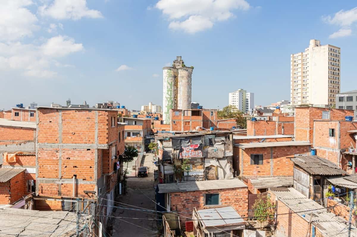 SP - FAVELA/MOINHO - GERAL - Funcionários da Prefeitura de São Paulo trabalham na remoção de casas da Favela do Moinho, na região central de São Paulo. Após o acordo entre moradores e os governos federal, estadual e municipal para indenização dos imóveis, a paz foi restabelecida e os funcionário dão sequência as obras de demolição e limpeza, com segurança da Polícia Militar. São Paulo, 16 de Maio de 2025. 16/05/2025 - Foto: VAN CAMPOS/FOTOARENA/FOTOARENA/ESTADÃO CONTEÚDO