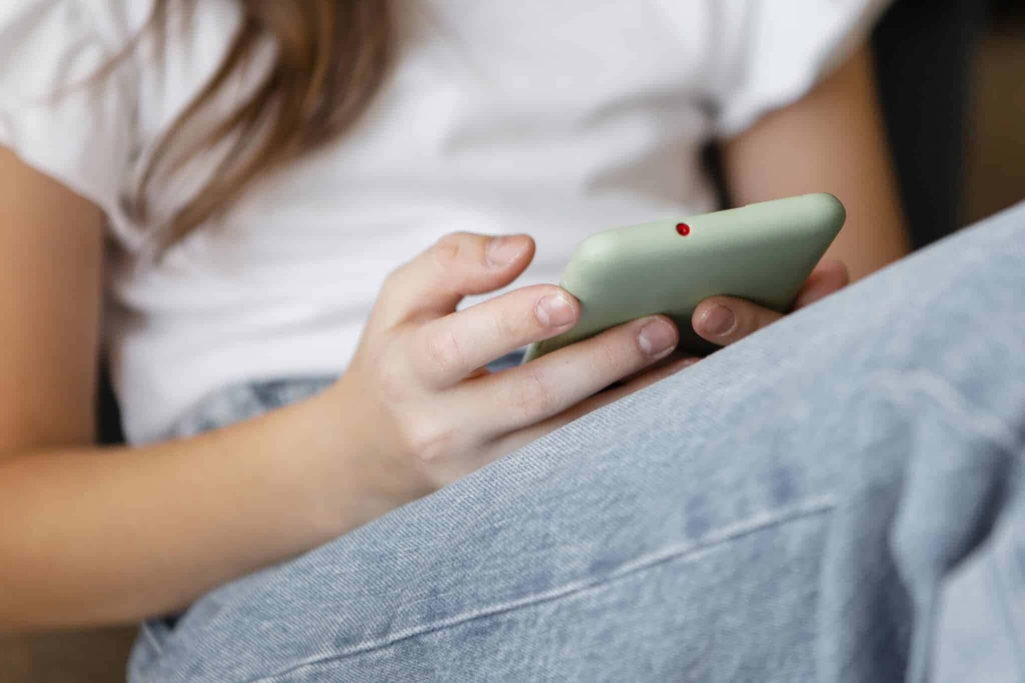 menina-usando-celular