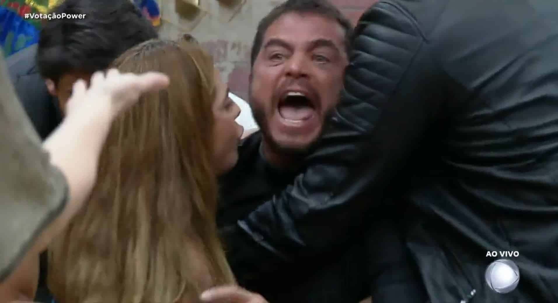 power-couple-dhomini-agressivo-expulsao