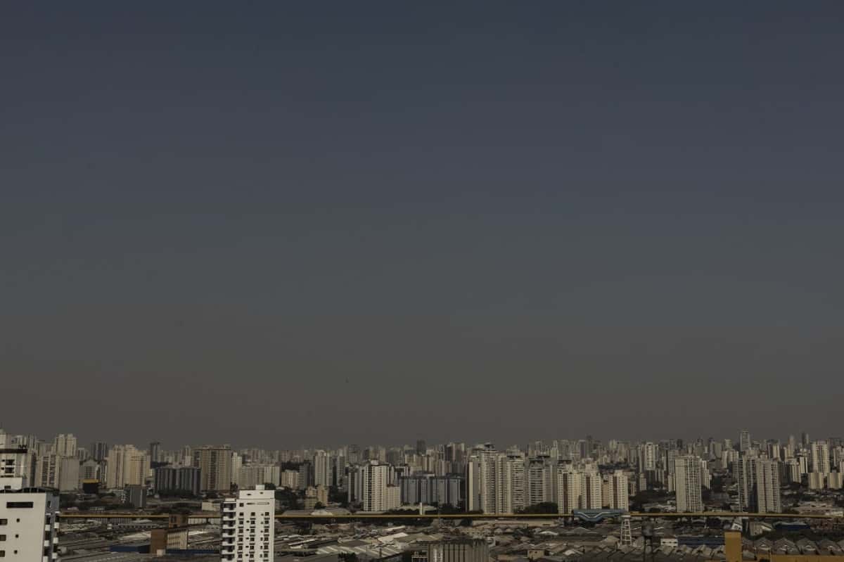 SP - CLIMA/SP/QUEIMADAS/FUMAÇA - GERAL - Tempo seco e camada de poluição e fumaça que encobre o céu na cidade de São Paulo, na manhã desta quinta-feira, 12 de setembro de 2024. Essa condição meteorológica aumenta significativamente os riscos à saúde, principalmente em se tratando de doenças respiratórias e pulmonares. O CGE da Prefeitura de São Paulo recomenda a ingestão de bastante líquido, proteger-se do sol e evitar atividades físicas ao ar livre entre 11 e 17 horas. Sempre que possível, umidificar os ambientes internos utilizando vaporizadores, toalhas molhadas e recipientes com água. 12/09/2024 - Foto: FÁBIO VIEIRA/FOTORUA/ESTADÃO CONTEÚDO
