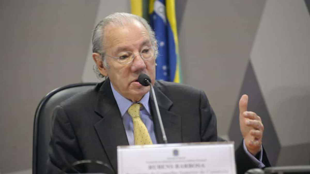 Comissão de Relações Exteriores e Defesa Nacional (CRE) realiza audiência interativa sobre o cenário internacional a partir da eleição de Donald Trump. Logo depois, análise de 3 itens. Entre eles, o PDL 80/2016, que aprova Tratado entre Brasil e Bélgica sobre Auxílio Jurídico Mútuo em Matéria Penal, assinado em 2009. Em pronunciamento, presidente do Conselho Superior de Comércio Exterior da FIESP, Rubens Barbosa. Foto: Pedro França/Agência Senado