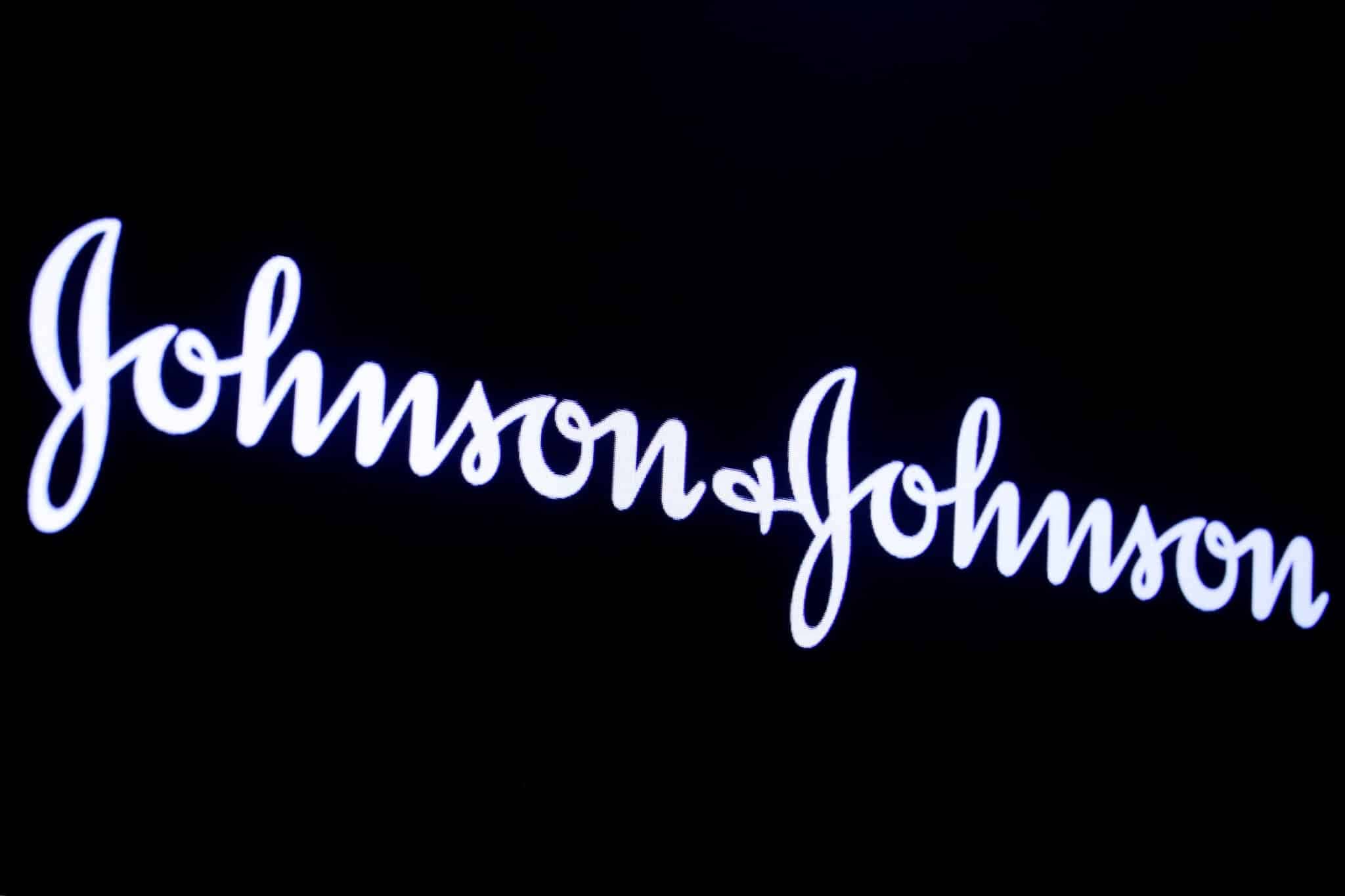 Logo da Johnson & Johnson na Bolsa de Valores de Nova York 17/09/2019 REUTERS/Brendan McDermid