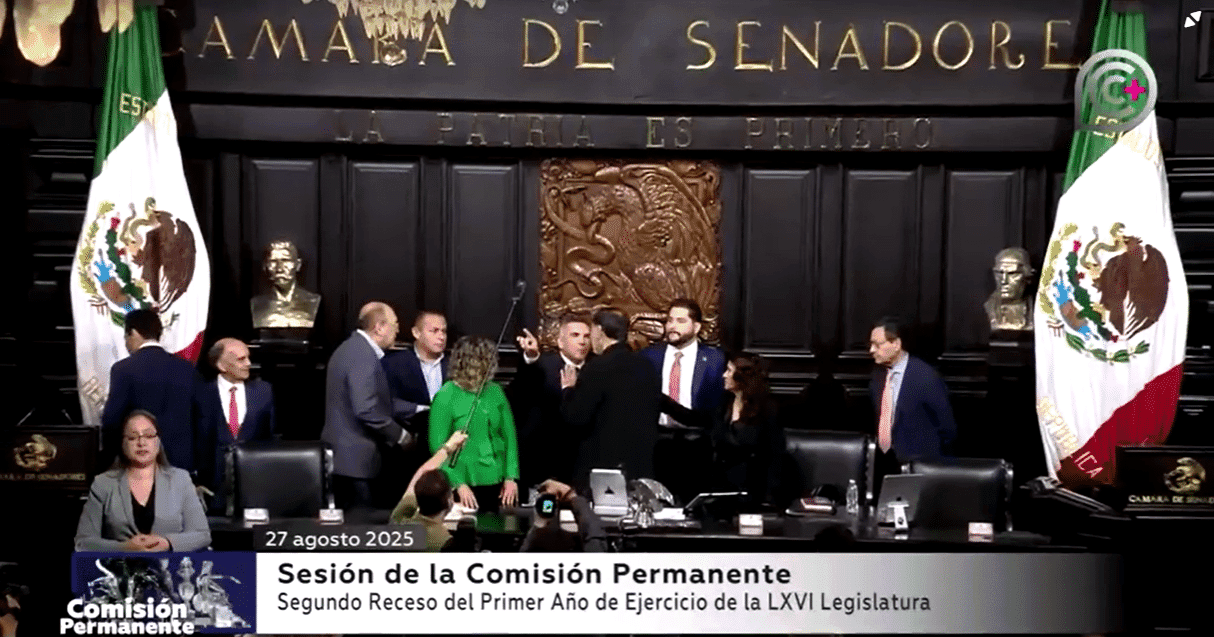 Senadores-brigam-em-sessao-no-Mexico