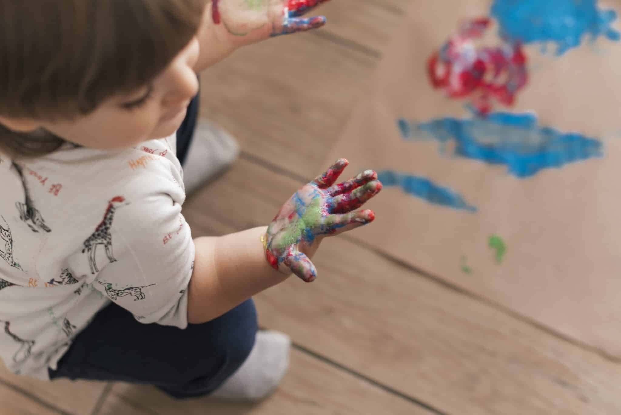 crianca-pintando-com-tintas