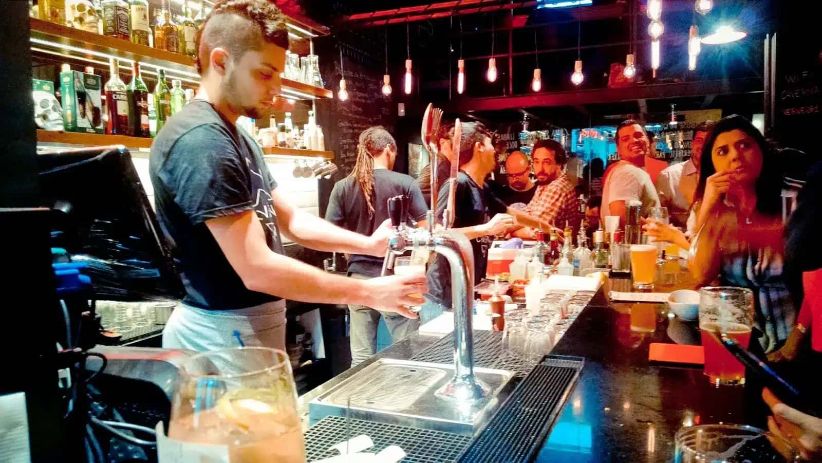garcom-bar-lotado