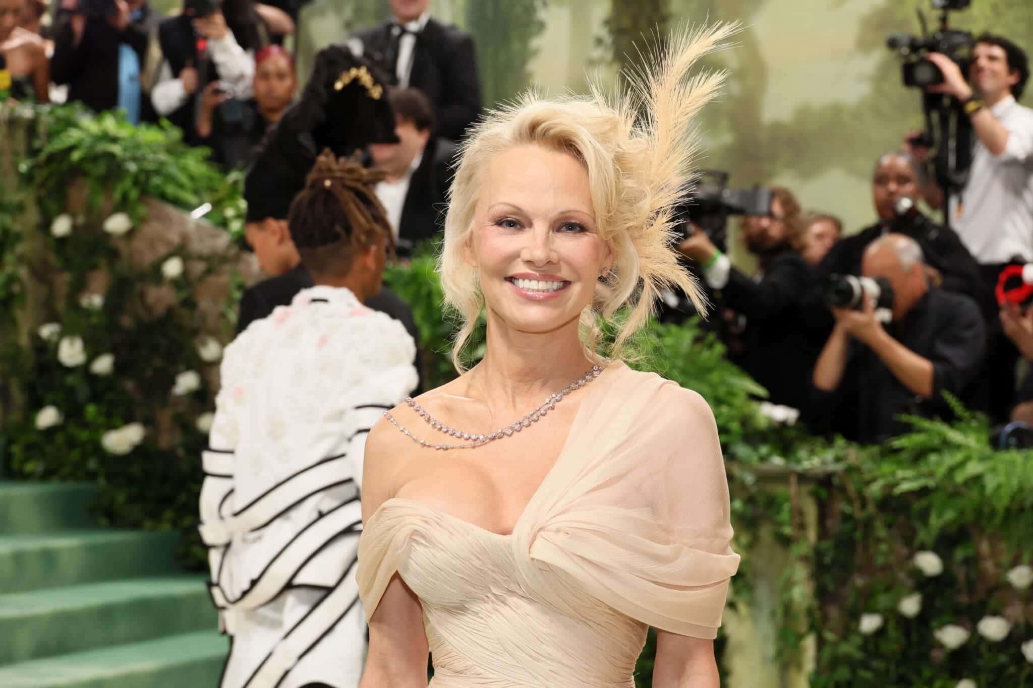 pamela-anderson-met-gala