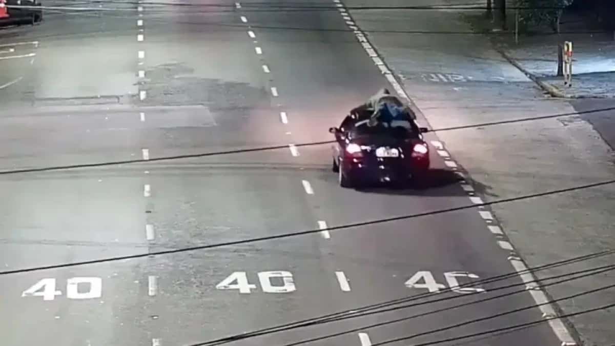 HOMEM-PENDURADO-CARRO-e1758121043981