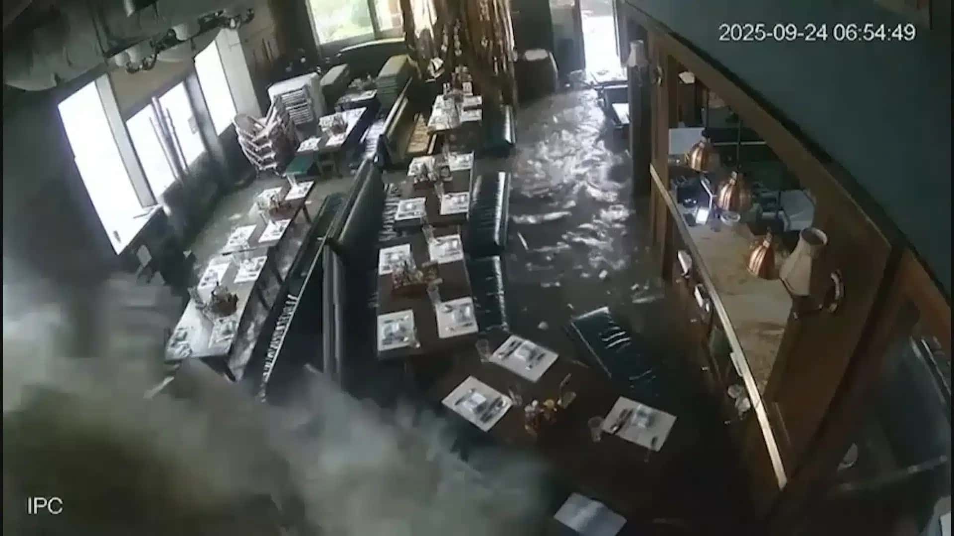 RESTAURANTE-INUNDADO-HONG-KONG-TUFAO