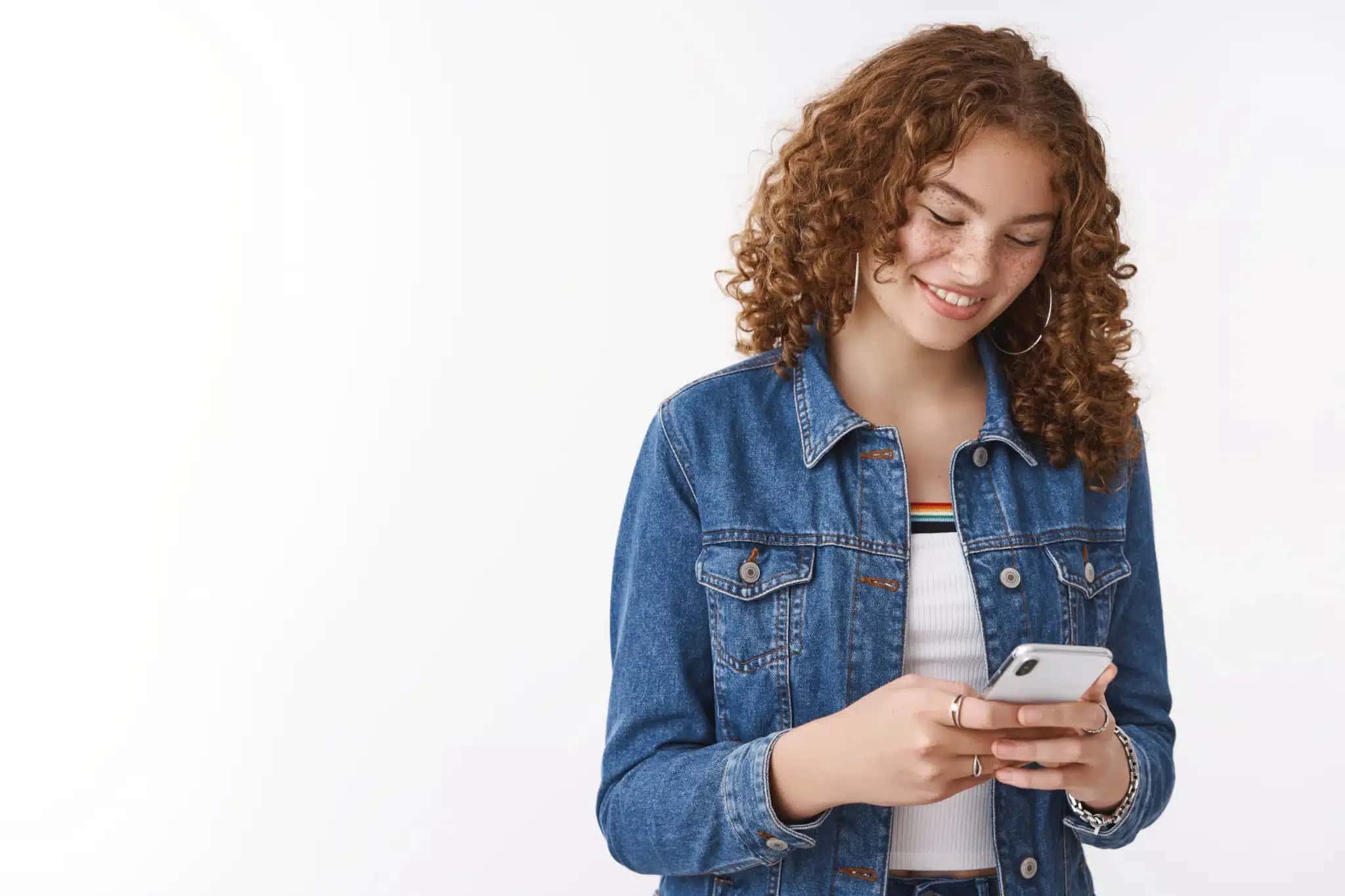 jovem-mexendo-no-celular