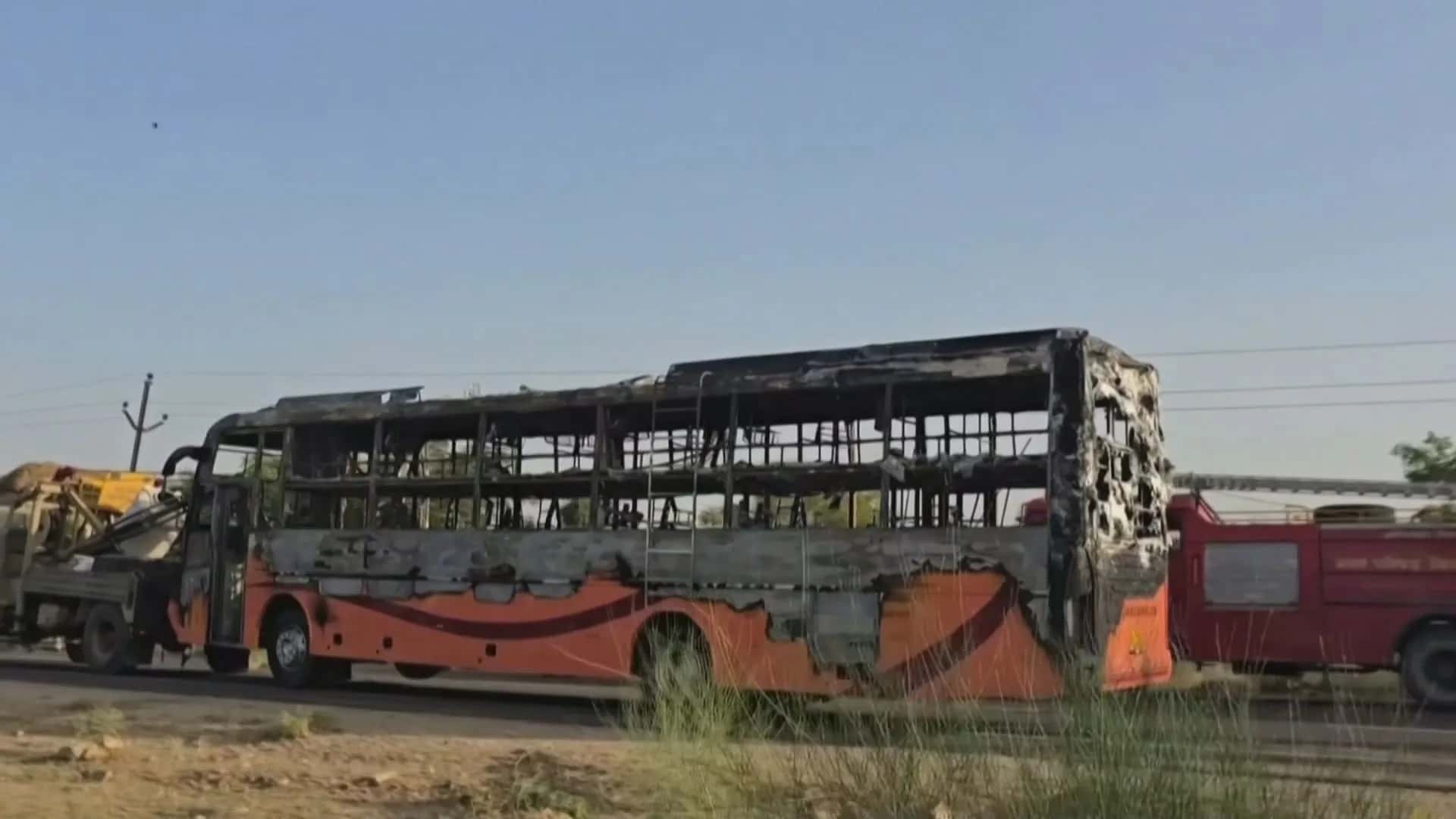 Onibus-pega-fogo-no-Rajastao-India