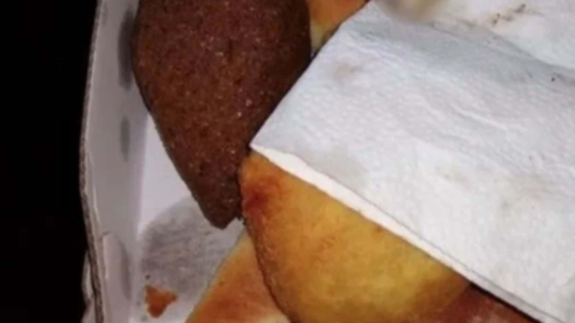 Adolescente-encontra-dedo-no-lanche
