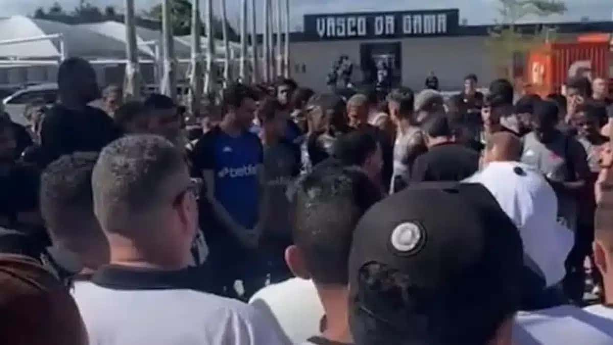 Protesto-torcida-Vasco-e1764099497853