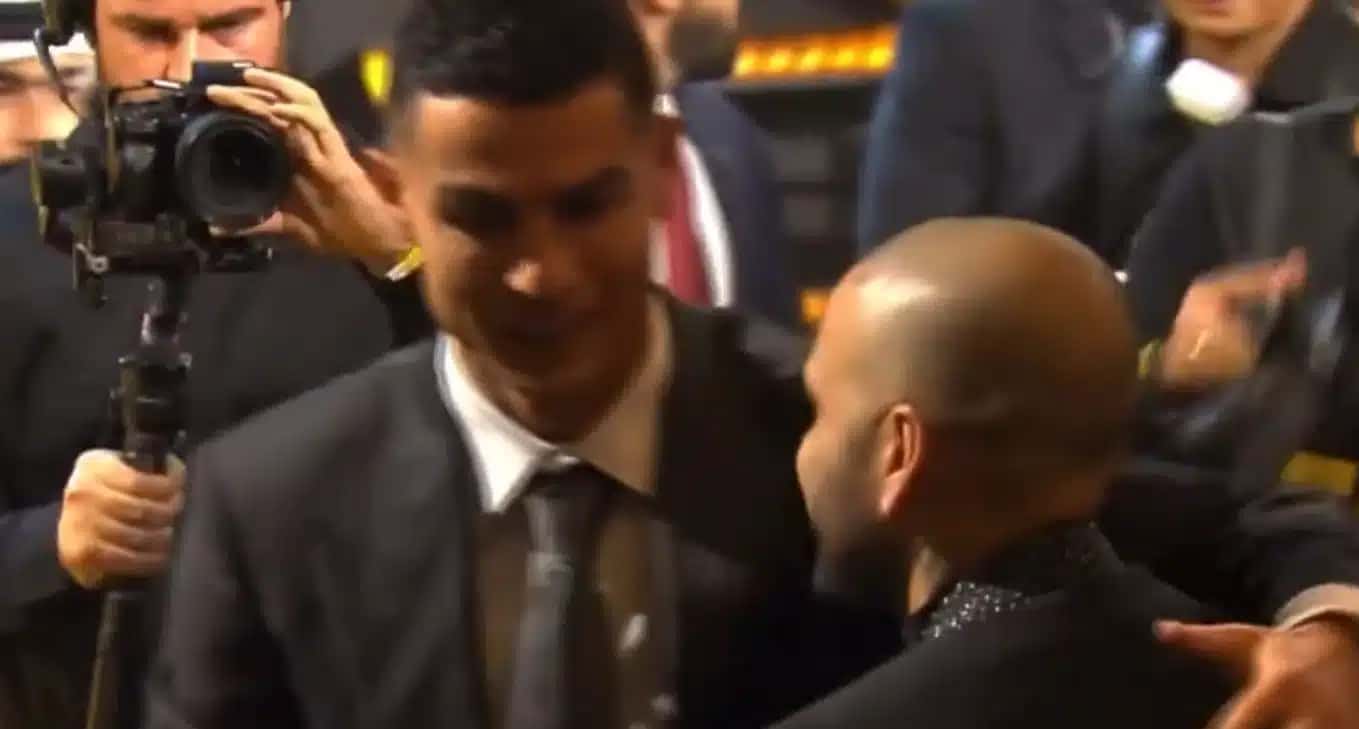 Cristiano-Ronaldo-Cumprimenta-Daniel-Alves
