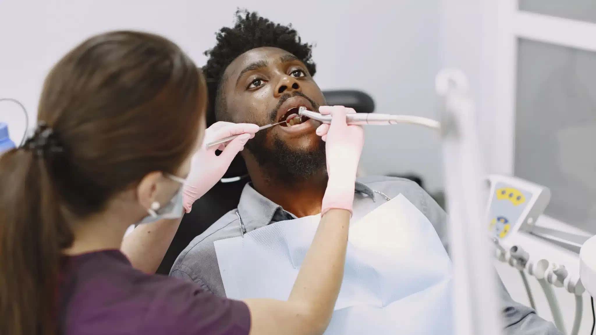 dentista-examina-boca-e1734539820765