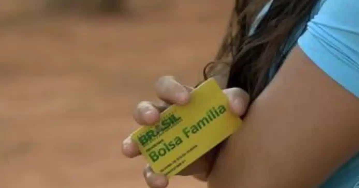 Mulher-segurando-cartao-do-Bolsa-Familia-