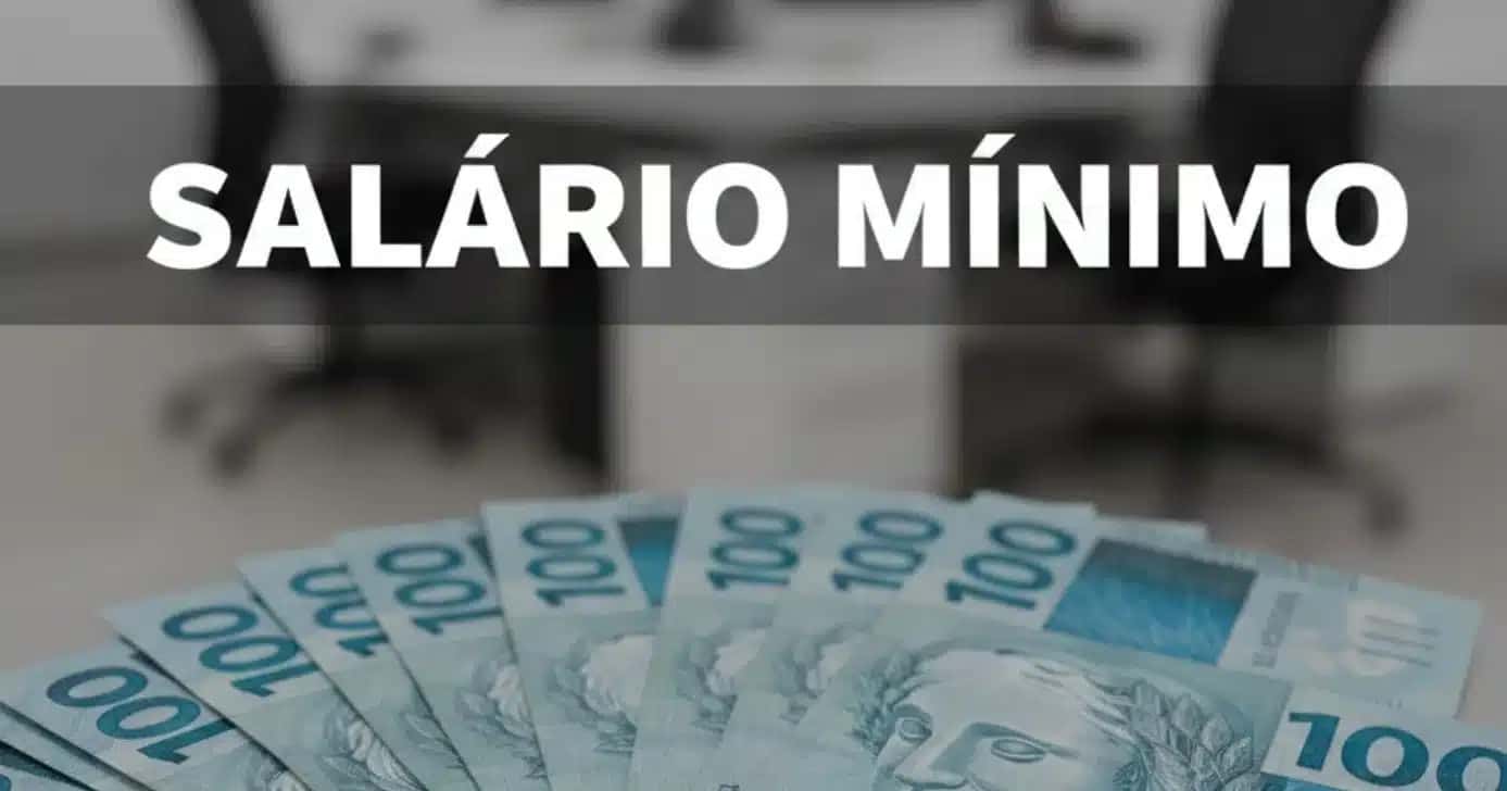 Salario-minimo-e-notas-de-cem-reais
