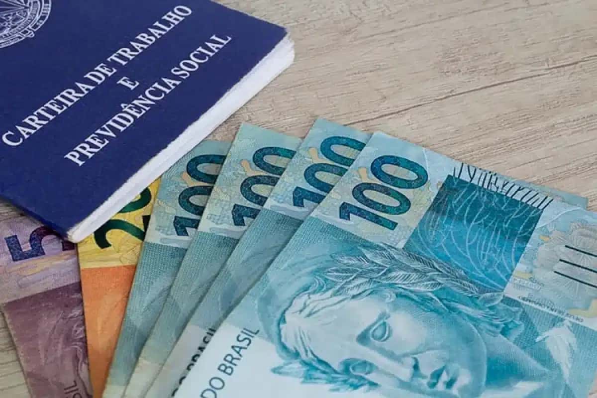 carteira-de-trabalho-e-dinheiro-freepik-3