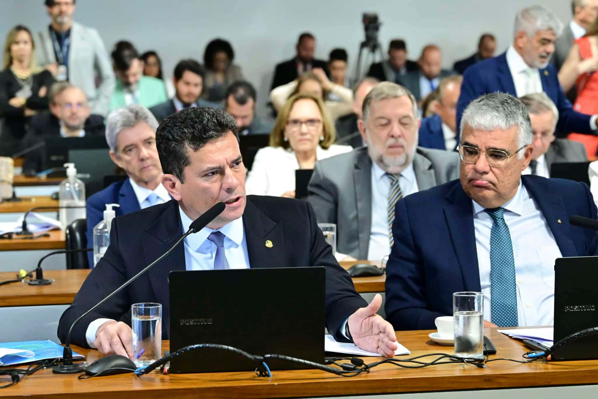 Comissão de Constituição, Justiça e Cidadania (CCJ) realiza reunião para analisar a PEC 3/2021, que exige autorização prévia da Câmara dos Deputados ou do Senado para abertura de ação penal contra parlamentares. Na pauta, também, o PL 116/2020 que inclui na Lei Maria da Penha a previsão de que a violência doméstica e familiar contra a mulher também é cometida por meios eletrônicos e o PL 4.809/2024, que aumenta penas de crimes com violência ou grave ameaça. Bancada: senador Sergio Moro (União-PR), em pronunciamento; senador Eduardo Girão (Novo-CE). Foto: Geraldo Magela/Agência Senado