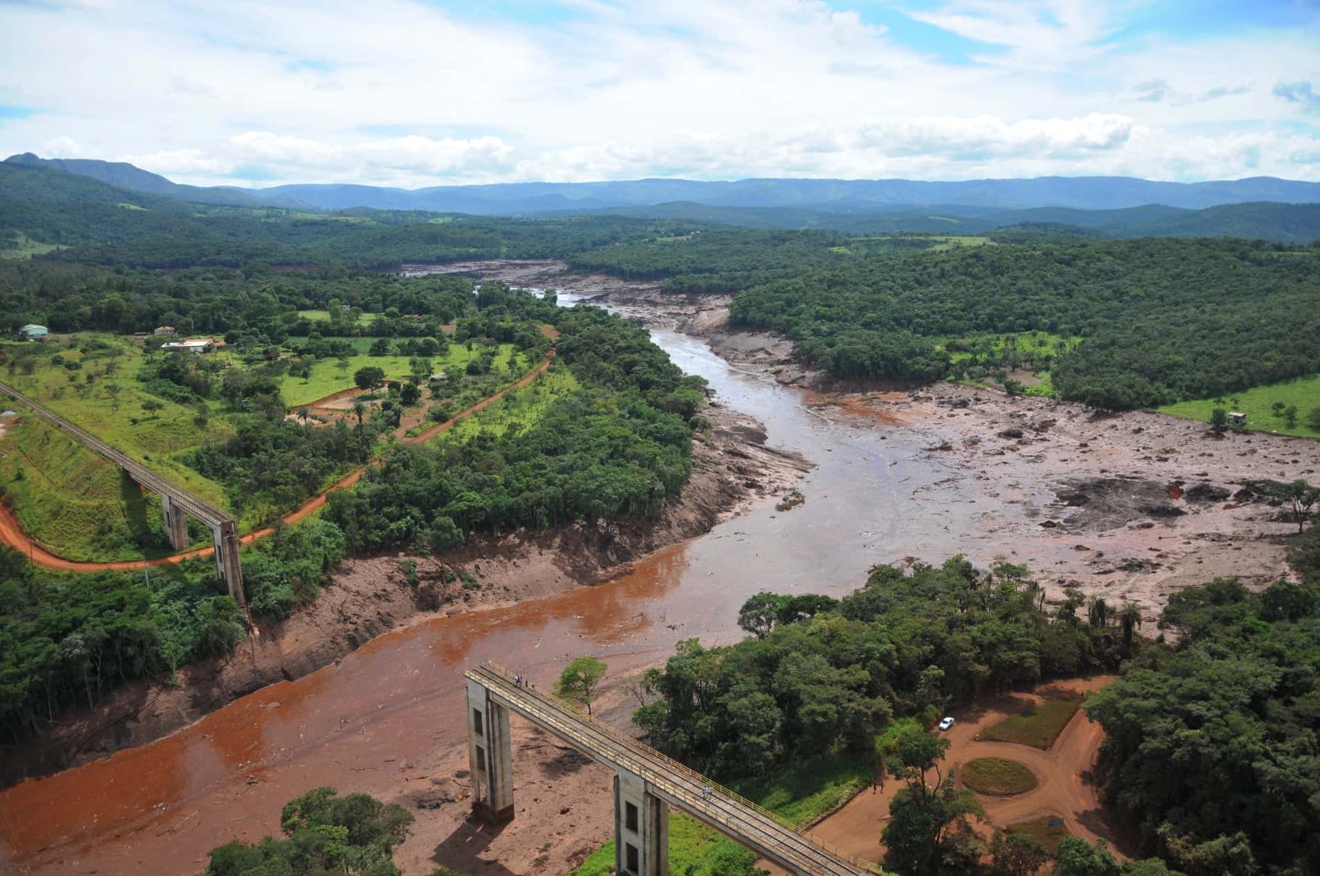 Brumadinho MG 29 01 2019 A mineradora Vale, responsável pela catástrofe socioambiental ocorrida na tarde de ontem em Brumadinho (MG), foi multada pelo Ibama neste sábado (26/01) em R$ 250 milhões. Os danos ao meio ambiente decorrentes do rompimento de barragem da mina Córrego do Feijão resultaram até o momento em cinco autos de infração no valor de R$ 50 milhões cada, o máximo previsto na Lei de Crimes Ambientais.Os autos foram aplicados com base nos seguintes artigos do Decreto 6514/2008:Artigo 61: causar poluição que possa resultar em danos à saúde humana.Artigo 62, I: tornar área urbana ou rural imprópria para a ocupação humana.Artigo 62, III: causar poluição hídrica que torne necessária a interrupção do abastecimento de água.Artigo 62, VIII: provocar, pela emissão de efluentes ou carregamento de materiais, o perecimento de espécimes da biodiversidade. Artigo 62, IX: lançar rejeitos de mineração em recursos hídricos. Autos de infração relacionados ao licenciamento das atividades de mineração cabem ao órgão estadual de Meio Ambiente, responsável pela licença de operação do empreendimento. O Ibama enviou equipes da coordenação de Emergências Ambientais para o local imediatamente após o primeiro alerta de rompimento. Agentes monitoram o avanço dos rejeitos, avaliam os danos ambientais e atuam na busca por desaparecidos e no resgate de pessoas e animais que ficaram isolados em razão do desastre. O ministro do Meio Ambiente e o presidente do Ibama participam de vistorias na região neste sábado.foto Vinicius Mendonça/Ibama
