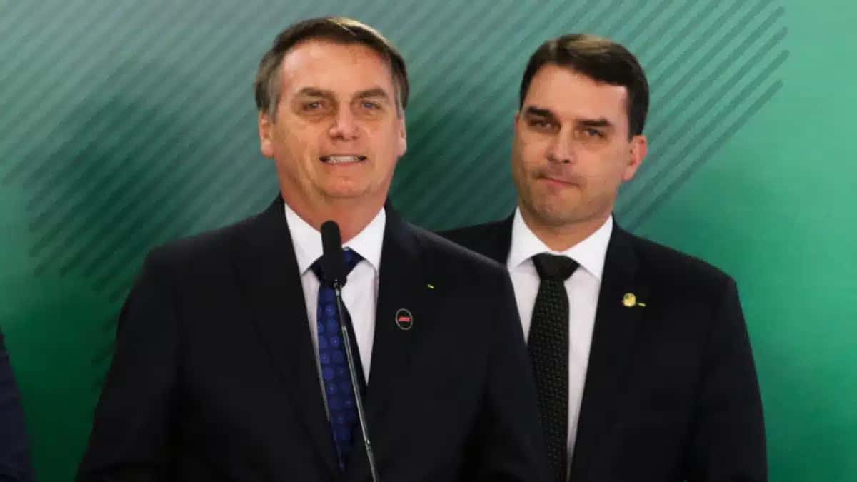 jair-e-flavio-bolsonaro-e1765590643508