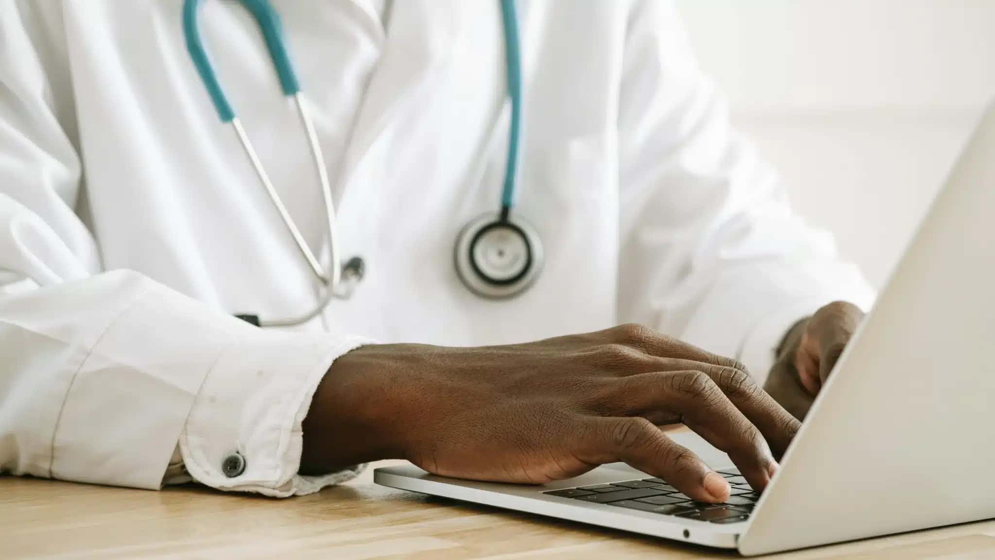 medico-computador-e1780003813493