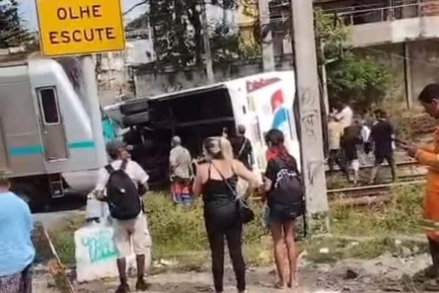pessoas-observam-onibus-tombad-20260514