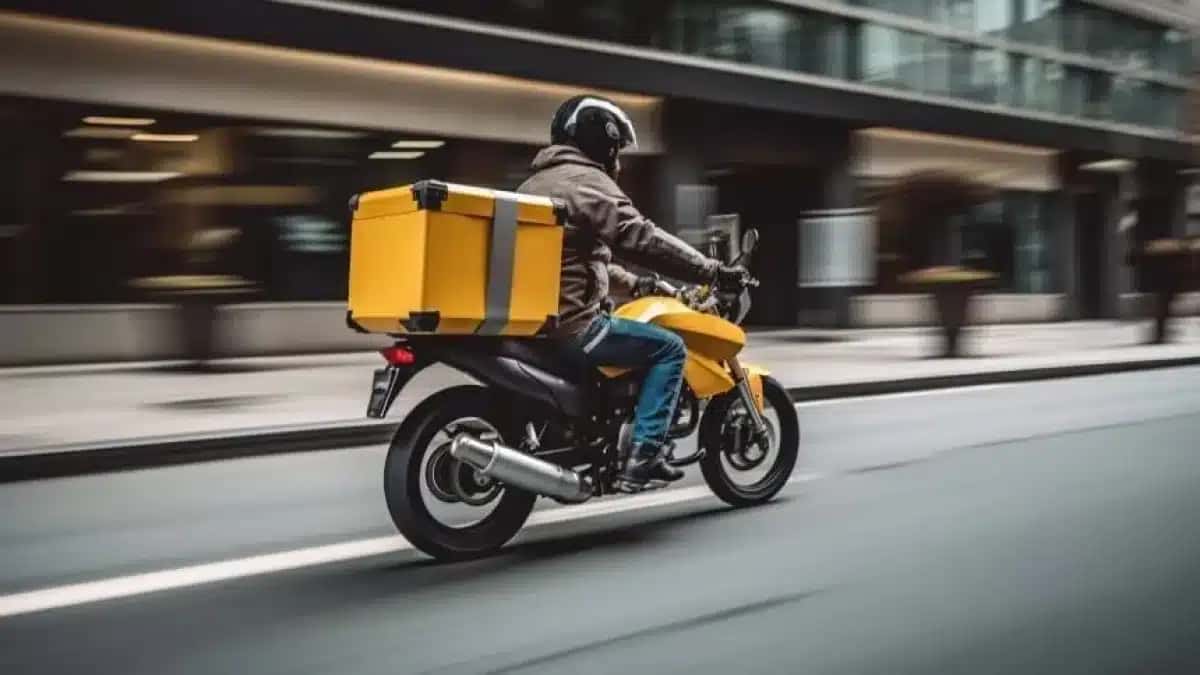 entregador-andando-de-moto-1