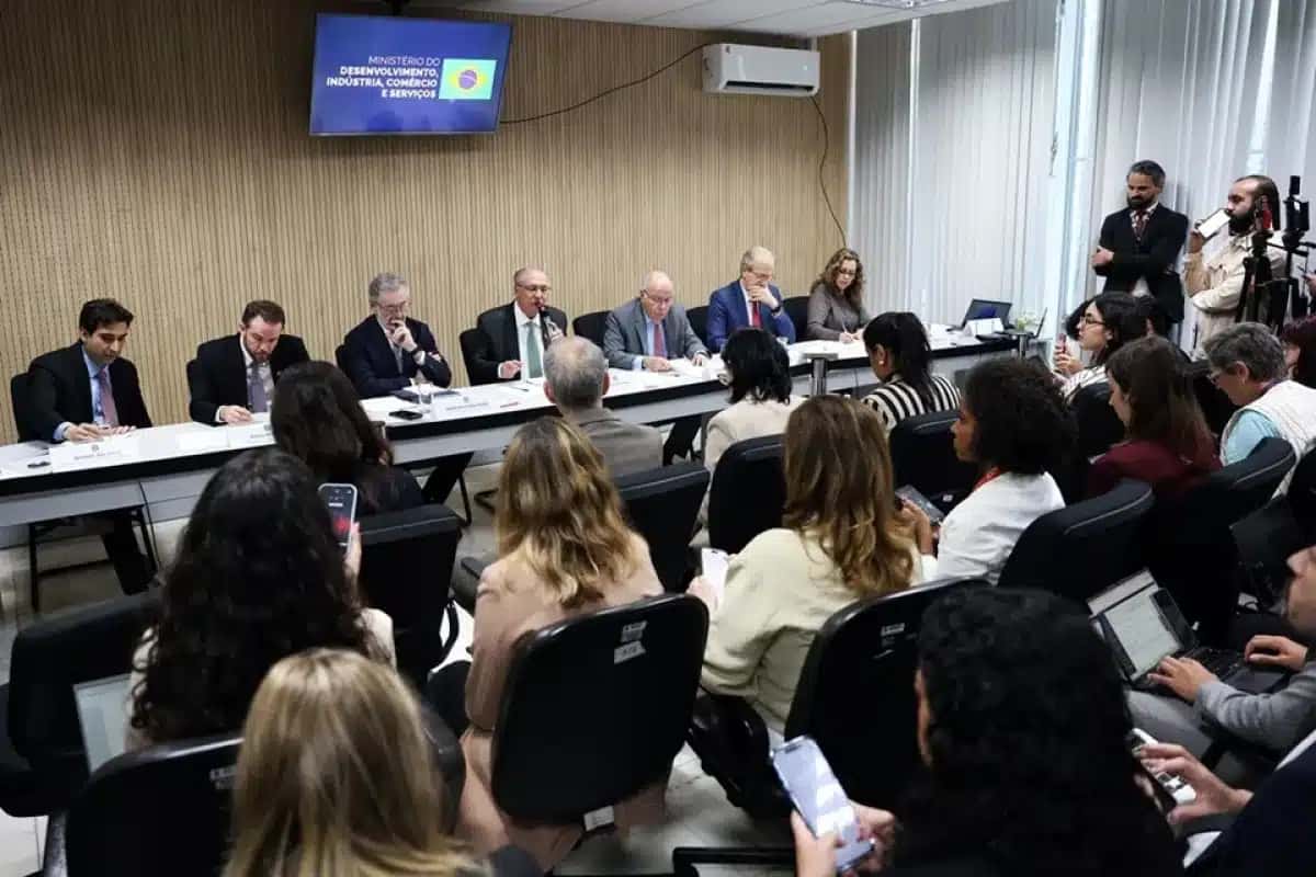 Ministro do Desenvolvimento, Indústria, Comércio e Serviços (MDIC), Geraldo Alckmin, fala durante declaração à imprensa a respeito do recente anúncio do USTR de imposição de tarifas contra produtos brasileiros, na sala de coletivas do Palácio Itamaraty.