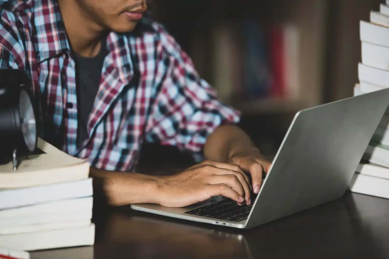 Uso crescente de chatbots de IA nos estudos levanta debate sobre pensamento crítico e proteção de dados pessoais.