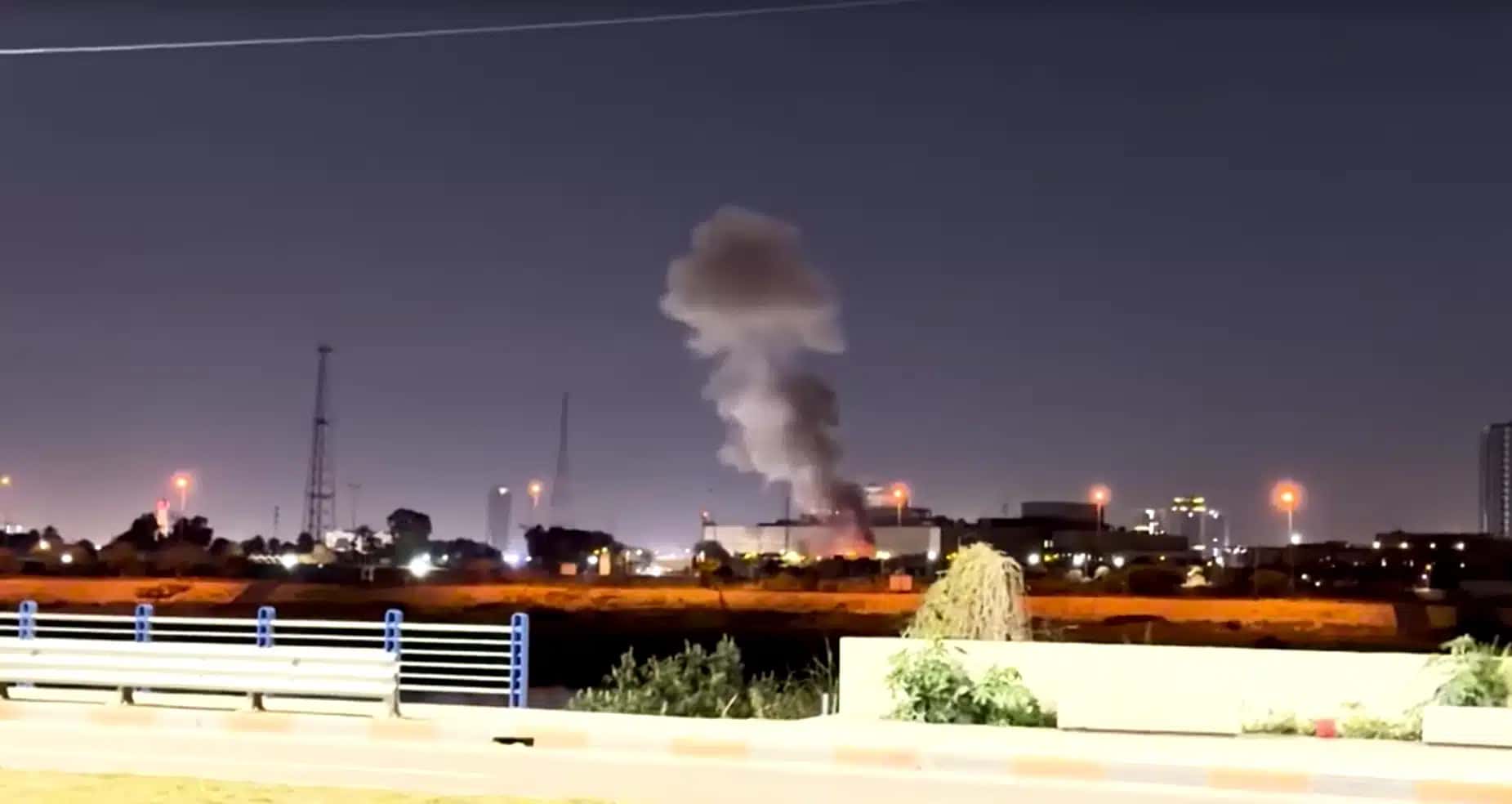 Coluna de fumaça é vista em Bagdá, capital do Iraque, após ataques nesta segunda-feira (16)