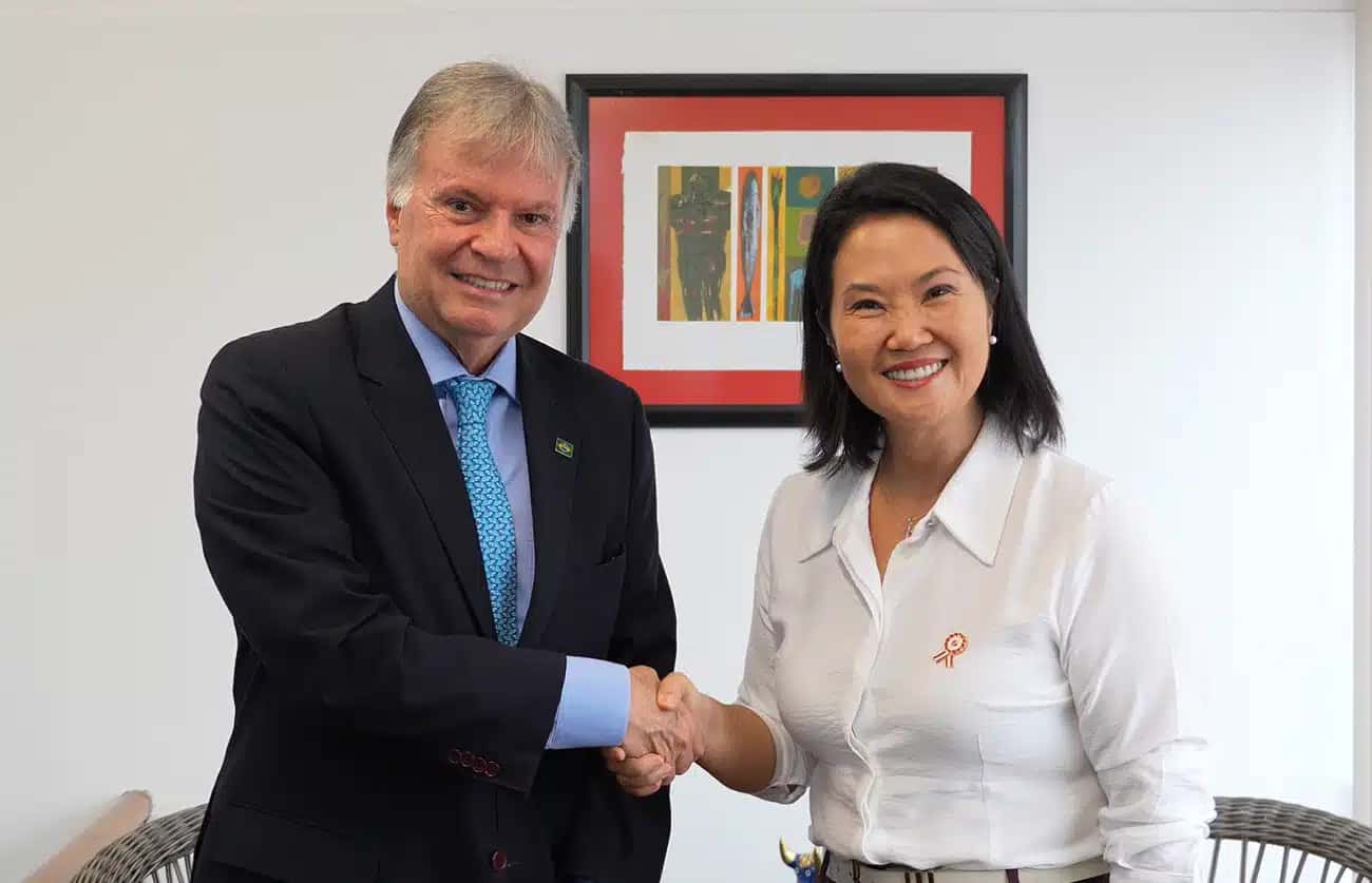 A presidente eleita do Peru, Keiko Fujimori, e o embaixador do Brasil, Clemende de Lima Baena Soares