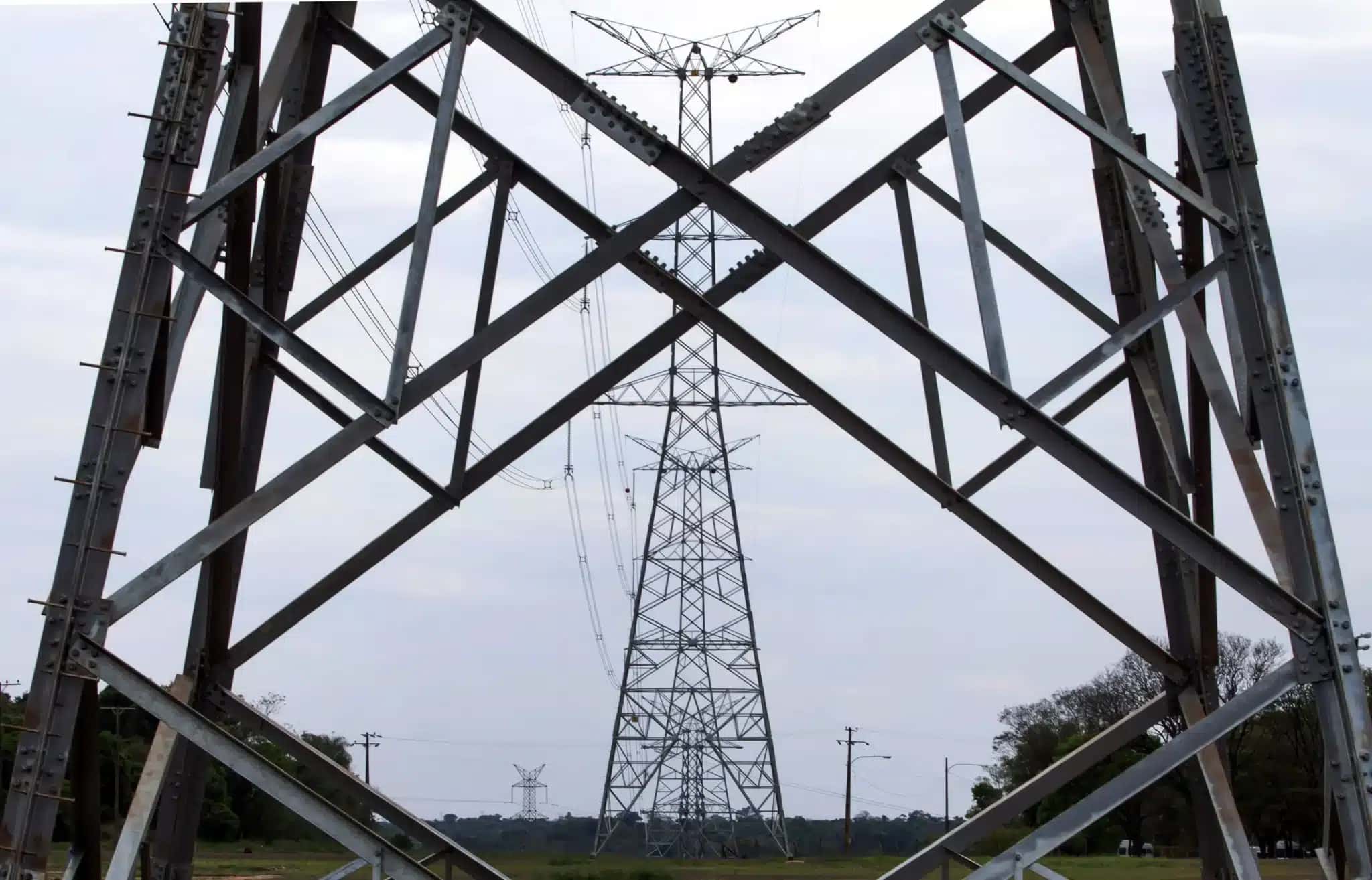 Linha de transmissão de energia