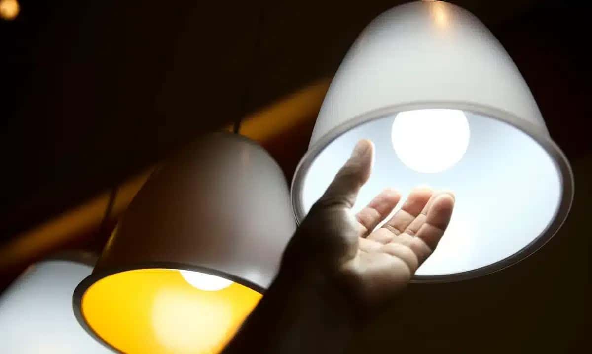 Governo planeja bancar parte da conta de luz de famílias de baixa renda