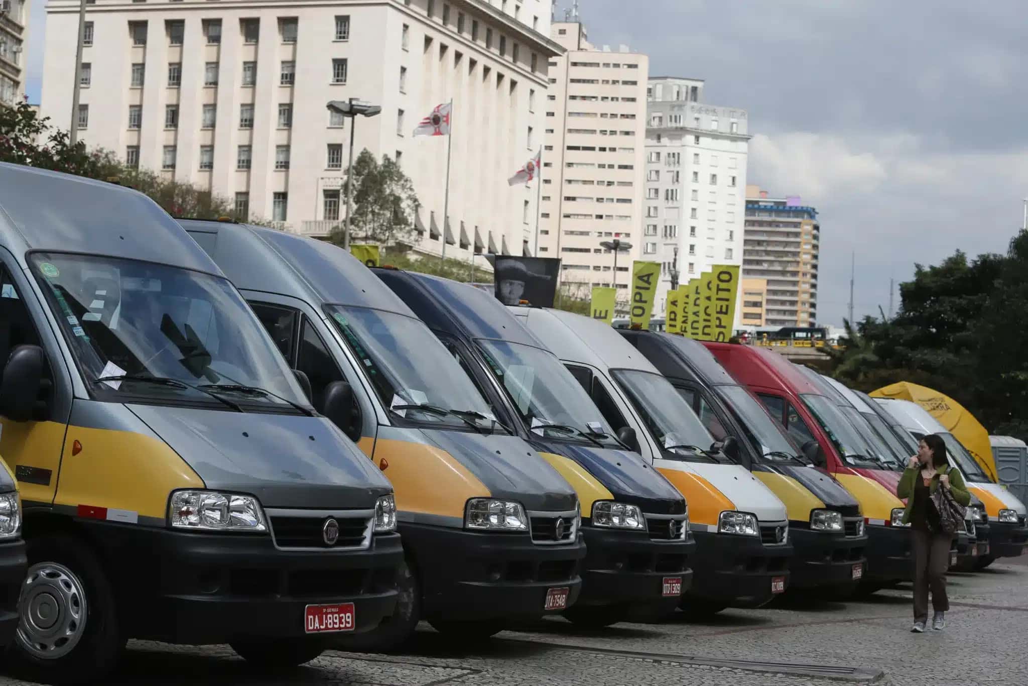 Vans escolares em frente à prefeitura de SP