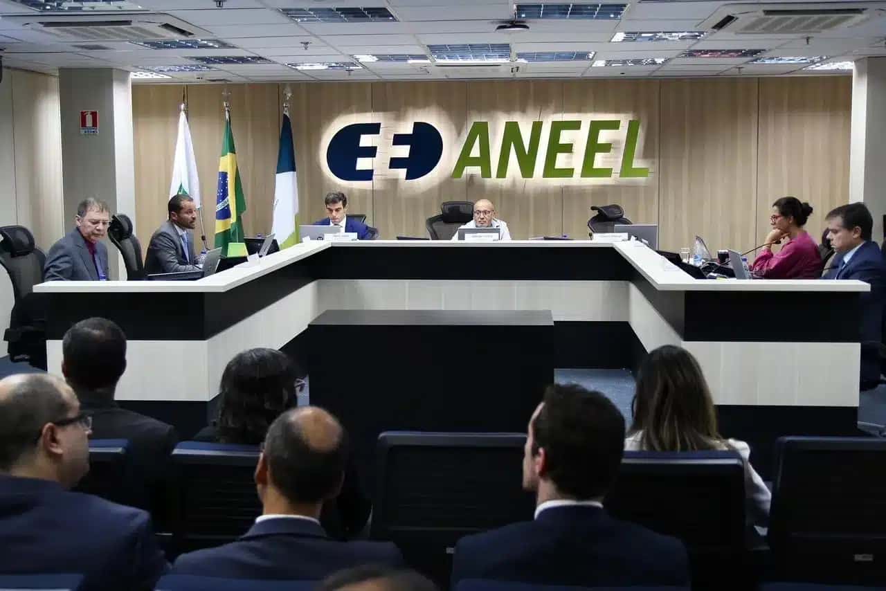 Imagem mostra reunião realizada na sede da Aneel