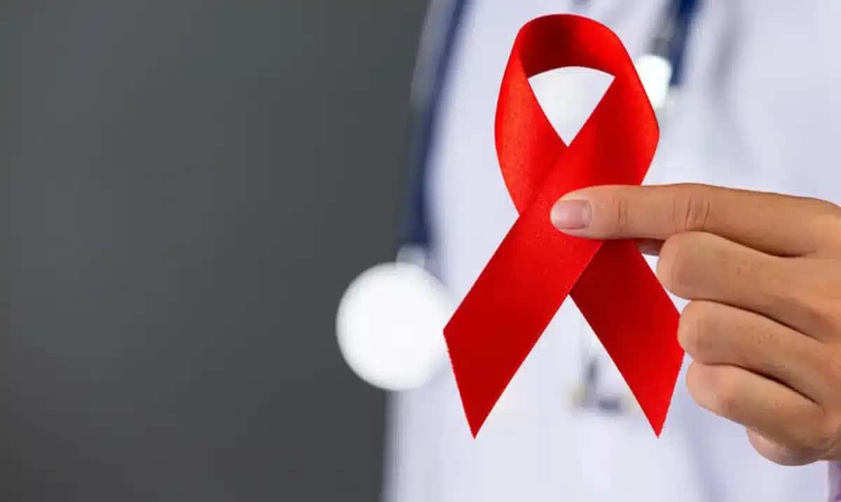 A fita vermelha (ou laço vermelho) é o símbolo universal da conscientização, apoio e solidariedade às pessoas que vivem com HIV/AIDS
