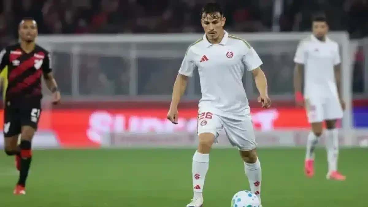 Bernabei, do Inter, em ação contra o Athletico-PR