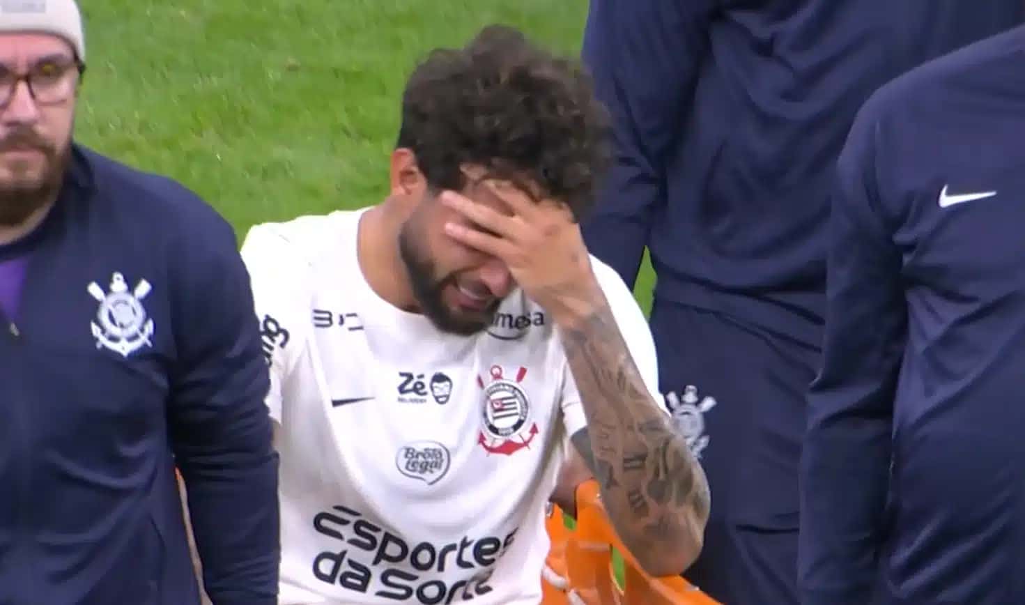 Yuri Alberto deixa o gramado chorando
