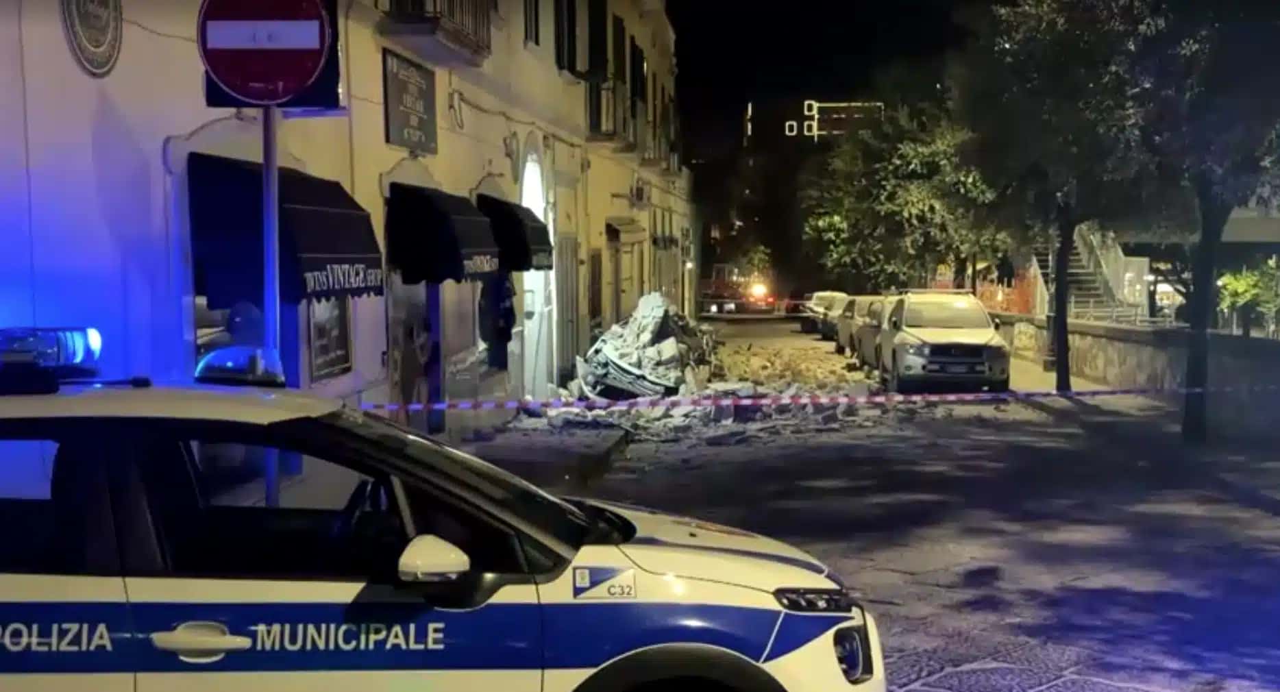 Carro é esmagado por escombros após terremoto de magnitude 4,7 atingir região próxima a Nápoles, na Itália
