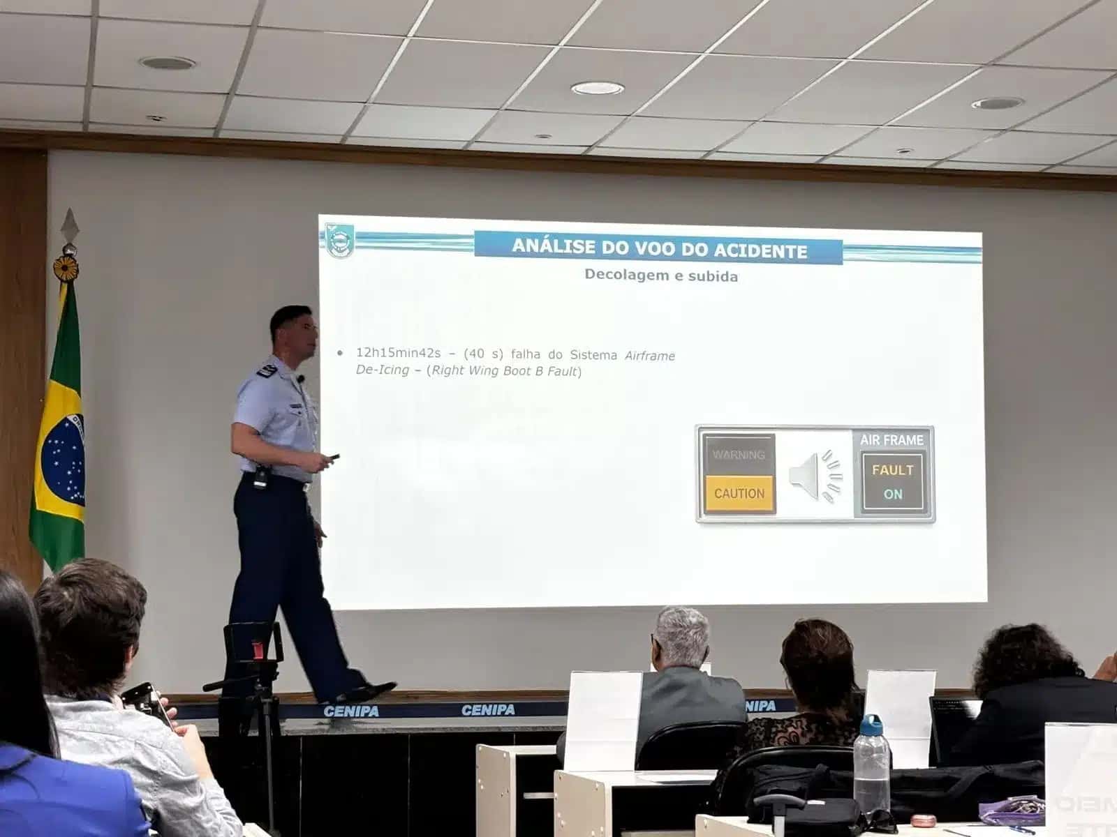 O tenente-coronel Paulo Mendes Fróes, durante apresentação do relatório final sobre o acidente da VoePass