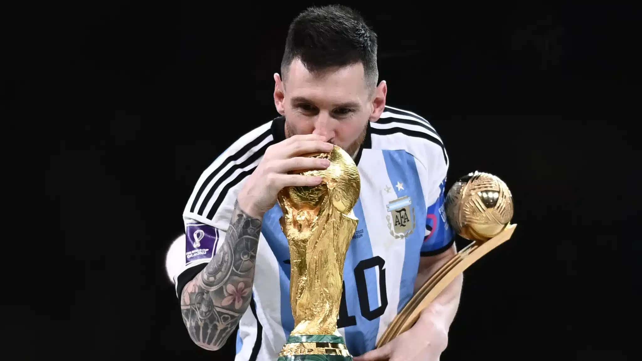 Após ser confirmado como melhor jogador da competição, Lionel Messi beija troféu da Copa do Mundo 2022