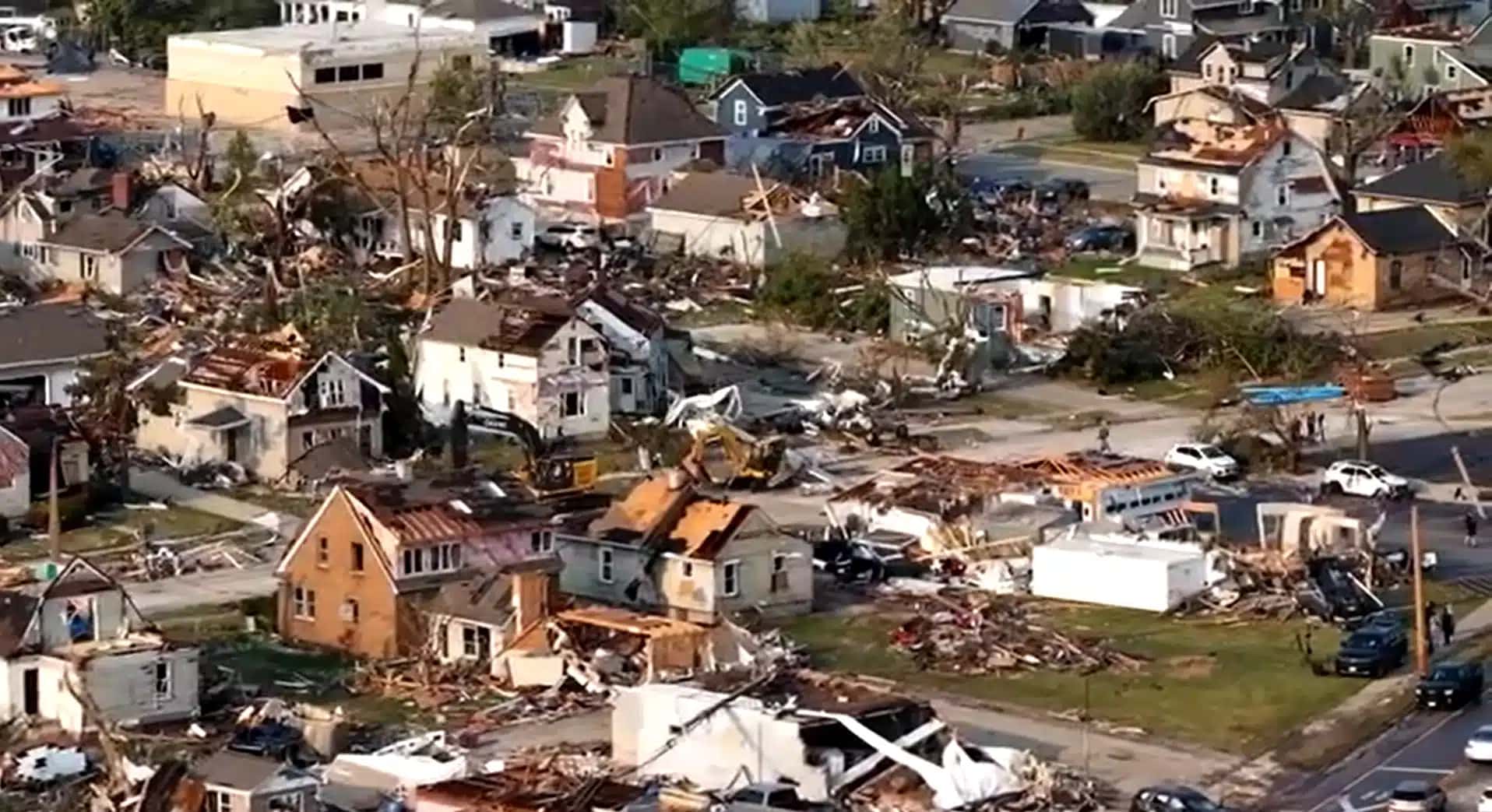 Imagens aéreas da devastação gerada por um tornado em Menasha, Wisconsin