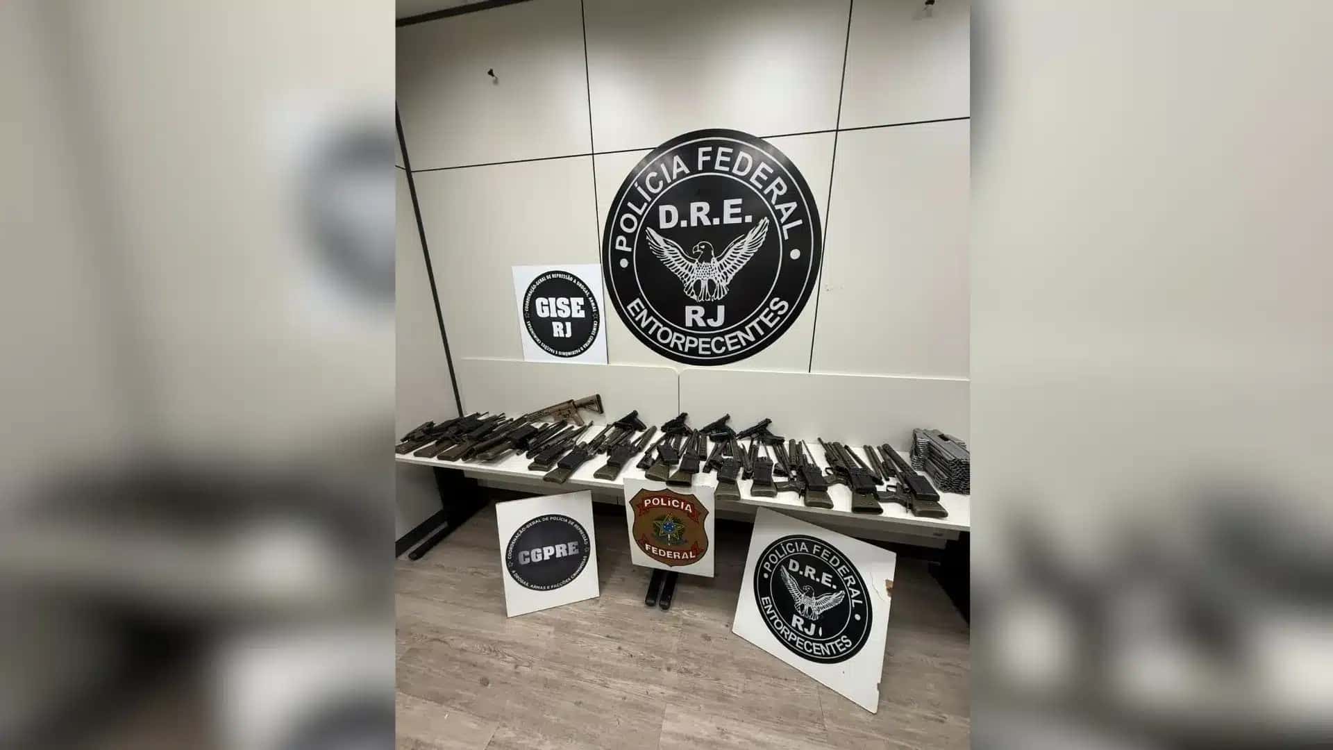 Transportava 16 fuzis e quatro pistolas na Rodovia Presidente Dutra