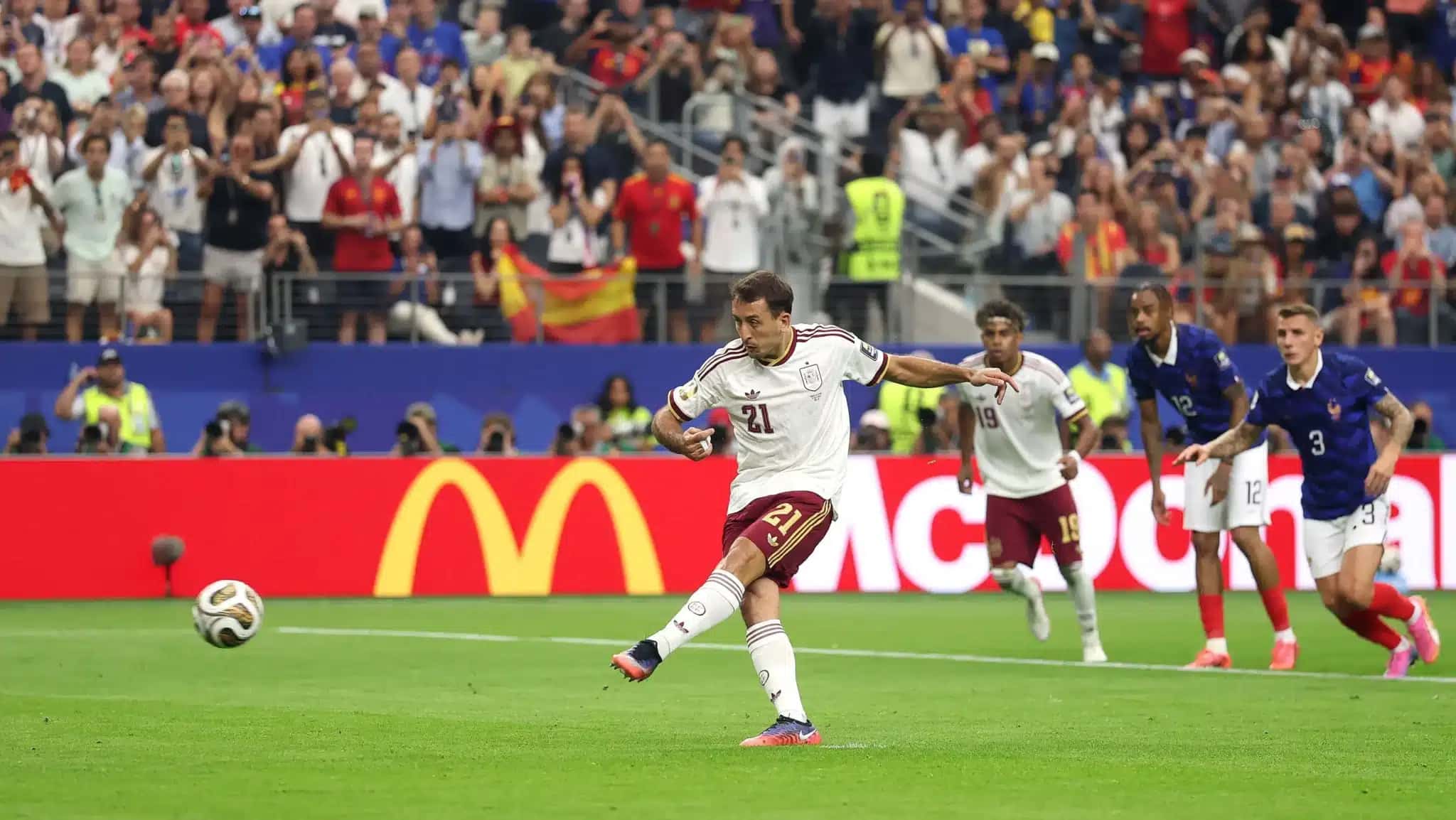 Mikel Oyarzabal cobrando o pênalti que abriu o placar sobre a França, em jogo da semifinal da Copa do Mundo
