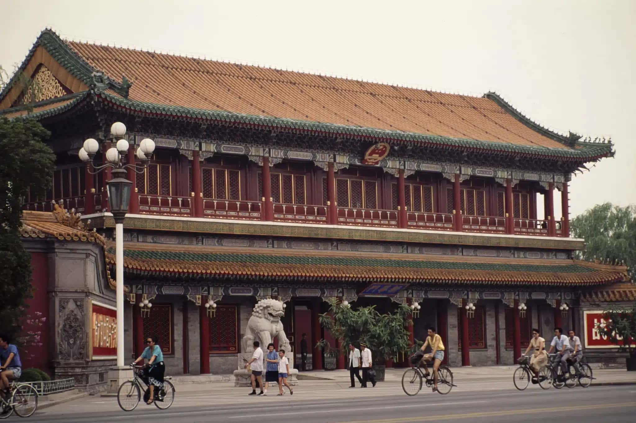 Visão do portão principal da sede do Partido Comunista Chinês em Zhongnanhai, Pequim, China.