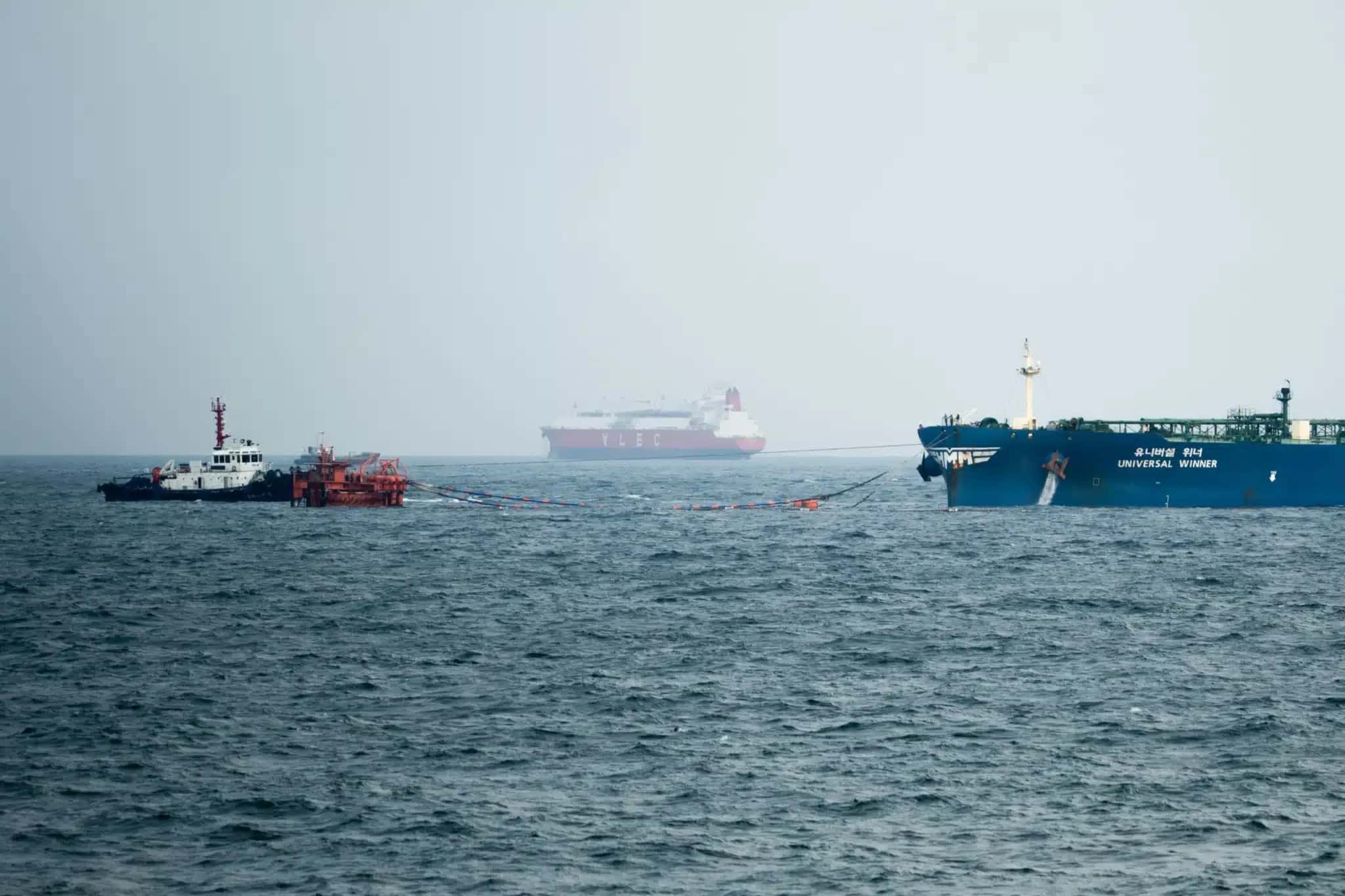 ULSAN, COREIA DO SUL – 10 DE JUNHO: O petroleiro Universal Winner, descrito como o primeiro navio sul-coreano a sair do Estreito de Ormuz após ficar retido ali desde o início do conflito no Oriente Médio, chega ao porto de Ulsan, Coreia do Sul, em 10 de junho de 2026, para descarregar petróleo bruto. (Foto de Hwawon Ceci Lee/Anadolu via Getty Images)