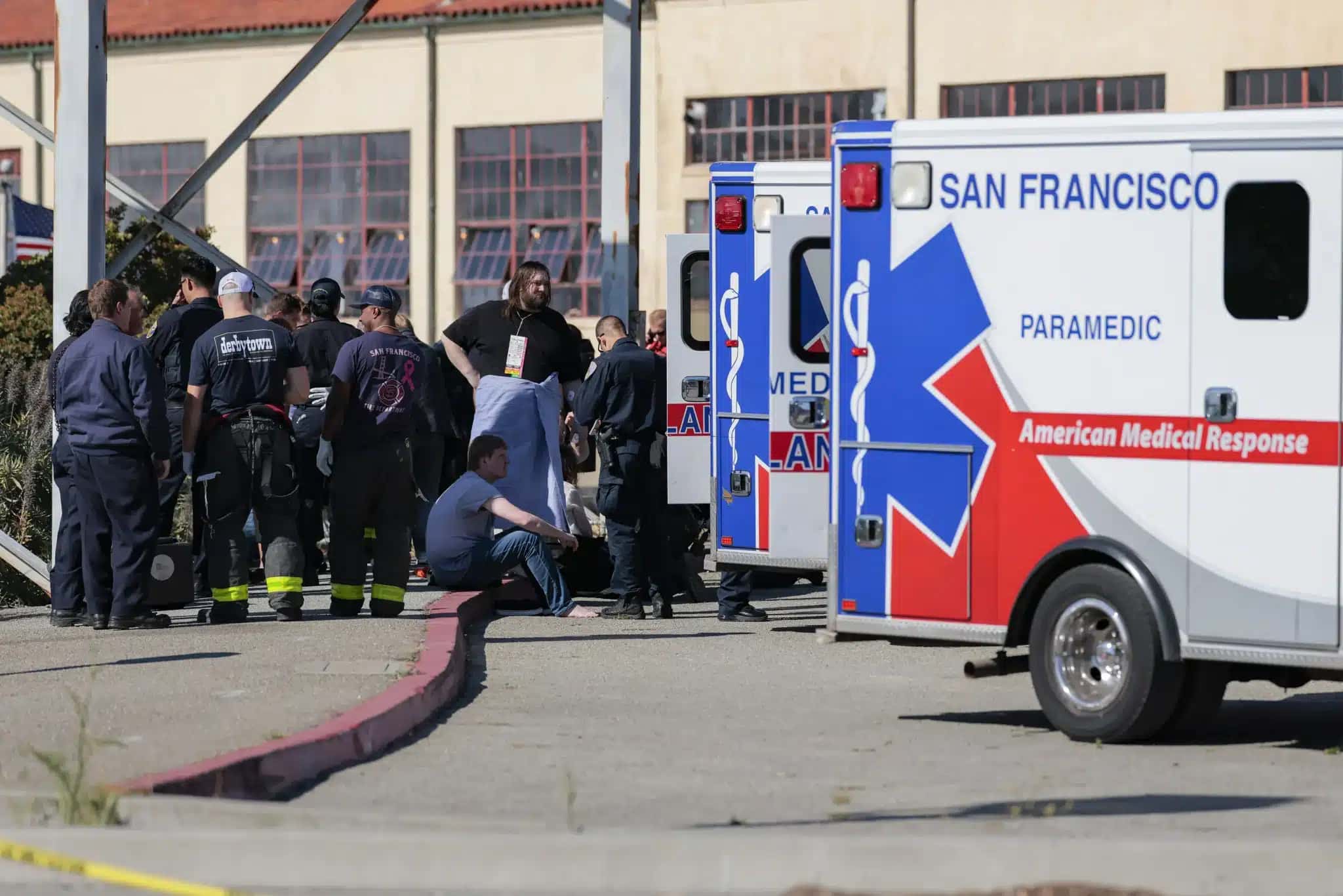 Passageiros feridos em um incêndio em uma embarcação recebem atendimento de equipes de emergência em Gashouse Cove, em São Francisco, Califórnia