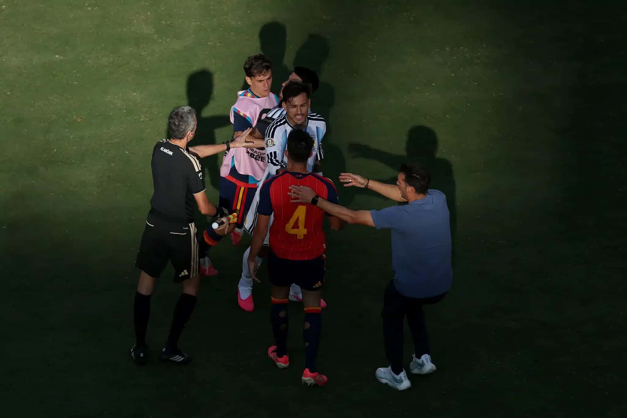 Scaloni e Paredes envolvidos na confusão entre argentinos e espanhóis na final da Copa