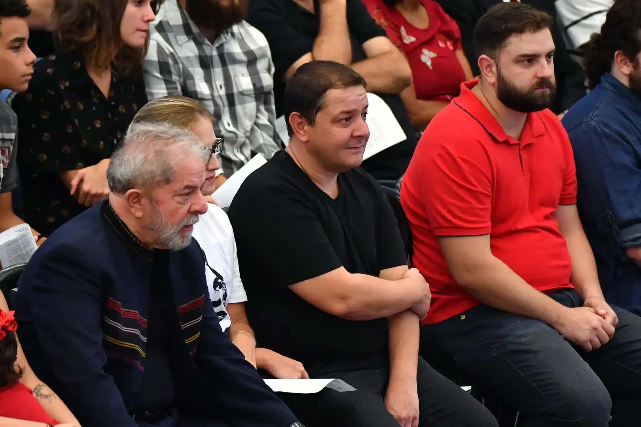 Lula ao lado dos filhos Fábio Luís (ao centro) e Luís Cláudio em 2018, durante missa em São Bernardo do Campo